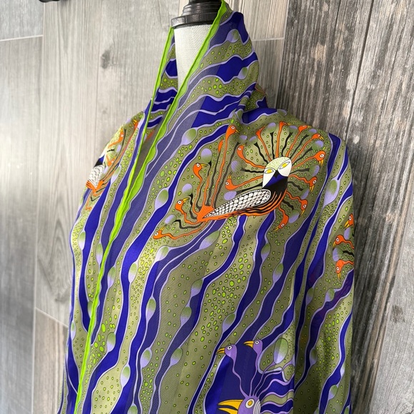 Kenojuak Ashevak ‘The Enchanted Birds’ Silk Scarf - Picture 5 of 15